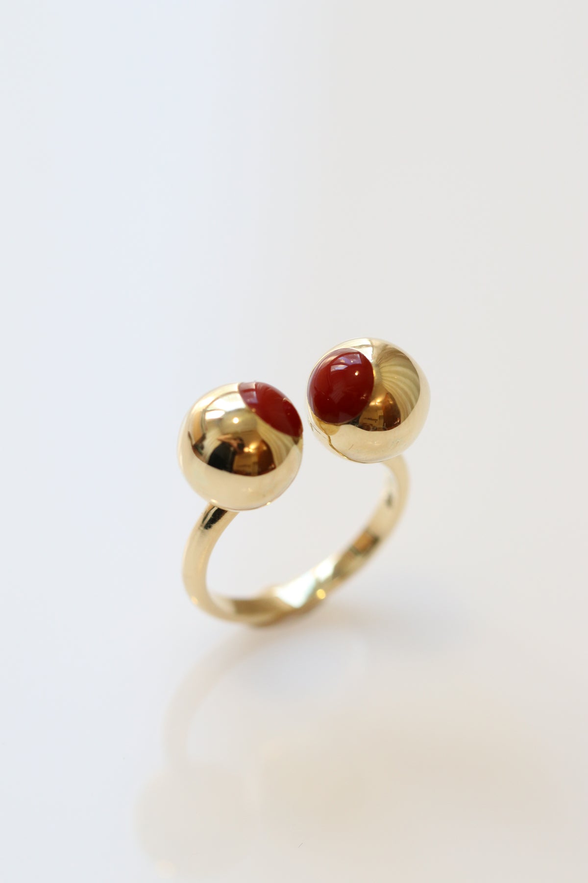 Kissing Atoms Ring