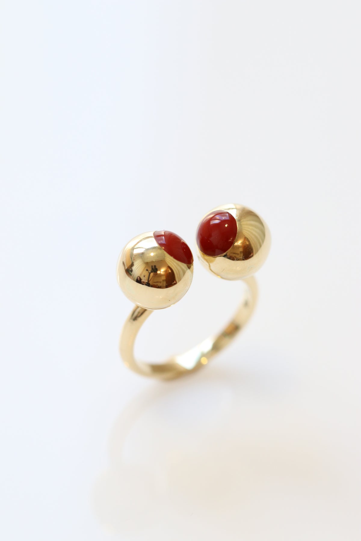 Kissing Atoms Ring